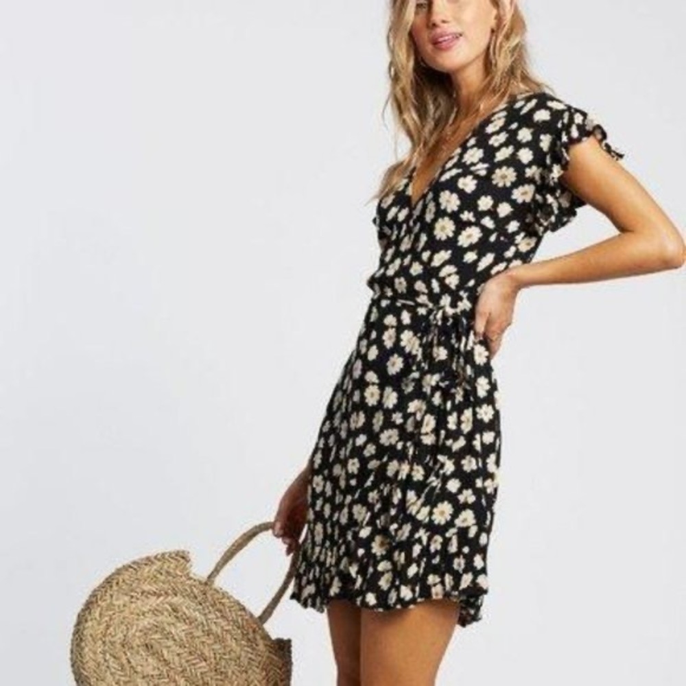 Billabong wrap and roll daisy print dress size XS gently worn super cute